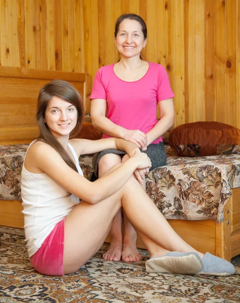 Šťastné matky s dospívající dcerou — Stock fotografie