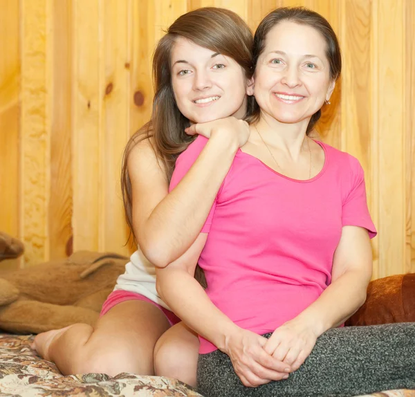 Mãe feliz com filha adolescente — Fotografia de Stock