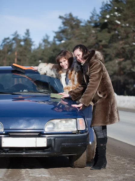 Glada kvinnor rengöring bil — Stockfoto