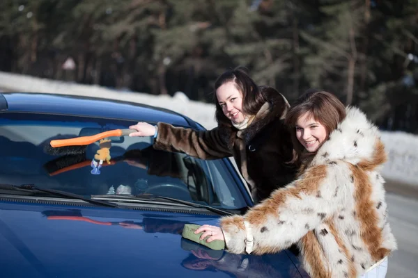 Twee vrouwen schoonmaken auto — Stockfoto