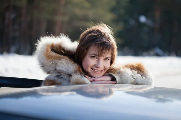 Femme heureuse près de sa voiture — Photo