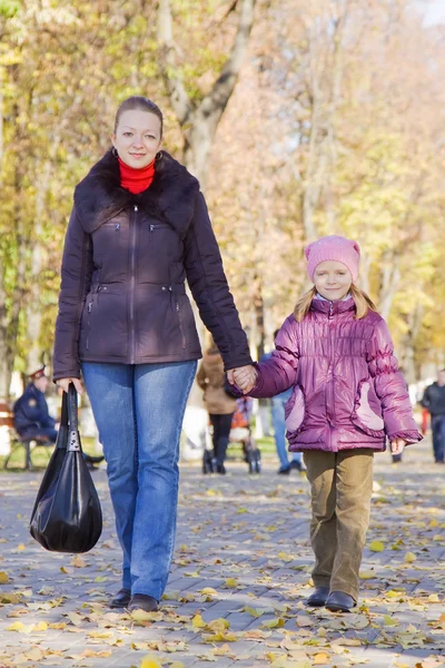 Mãe com filha está andando — Fotografia de Stock