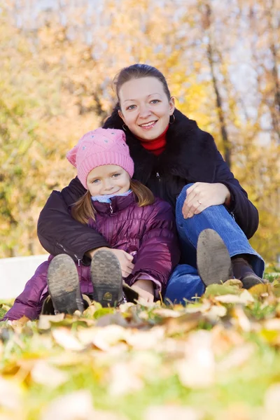 Anya a lányával az Autumn Parkban — Stock Fotó