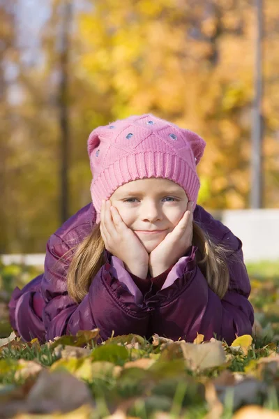 Dívka proti podzimní přírody — Stock fotografie