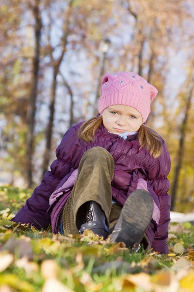 Girl in autumn — Stock Photo, Image