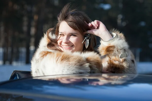 車のキーを保持している幸せな女 — ストック写真