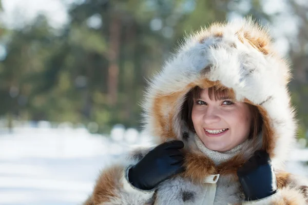 Chica en abrigo de piel en el parque invernal —  Fotos de Stock