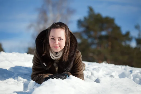 Žena ležící na sněhu — Stock fotografie