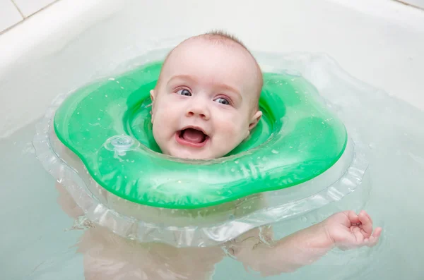 Bebé nadando con anillo de natación de cuello — Foto de Stock