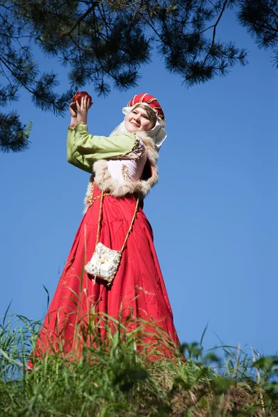 유럽 역사적인 의류에 있는 여자 — 스톡 사진