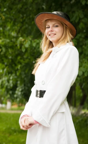 공원에 대 한 모자에 소녀 — 스톡 사진