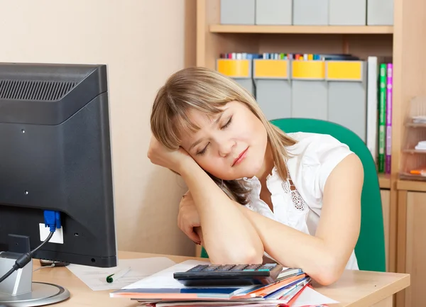 Женщина спит в офисе — стоковое фото