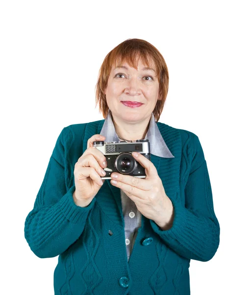 Mulher sênior com câmera analógica — Fotografia de Stock