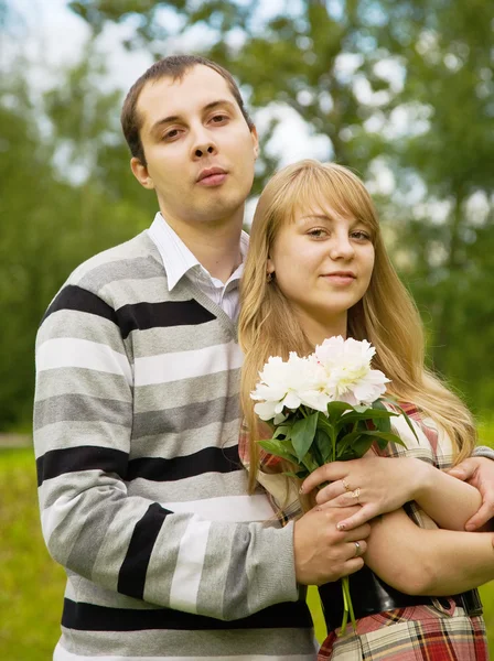 Ζευγάρι ερωτευμένος με λουλούδι — Φωτογραφία Αρχείου