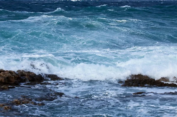 Морська хвиля, що ламається на береговій скелі — стокове фото