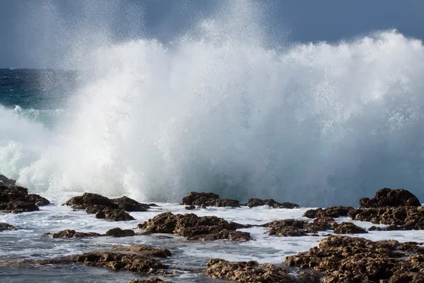 Sea wave breaking against coast rock — Stock Photo, Image