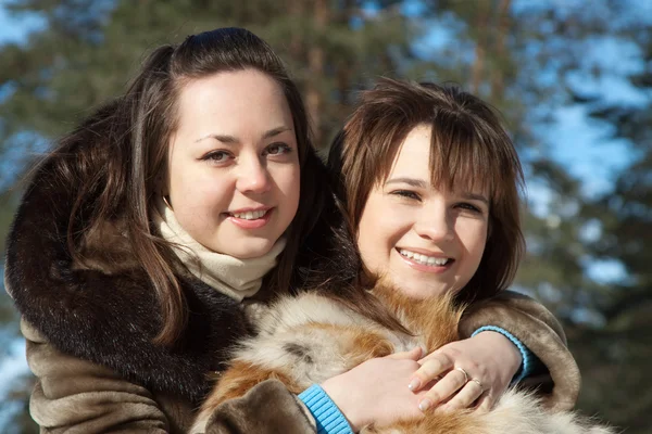 Dos chicas sonrientes en invierno — Foto de Stock