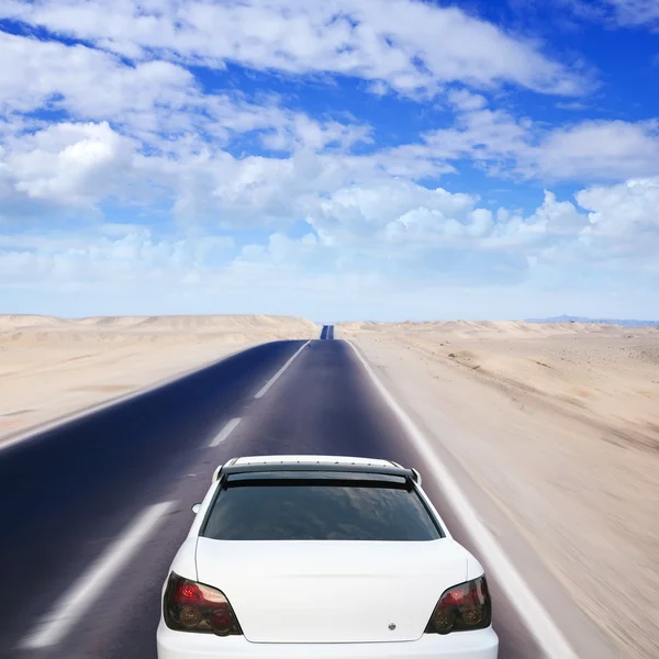 沙漠道路上的白色车 — 图库照片