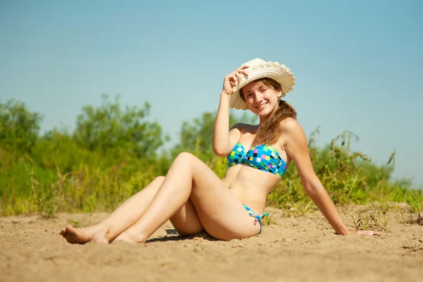 Menina banhos de sol na praia — Fotografia de Stock