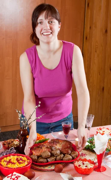 Mujer que sirve de mesa de Pascua — Stockfoto