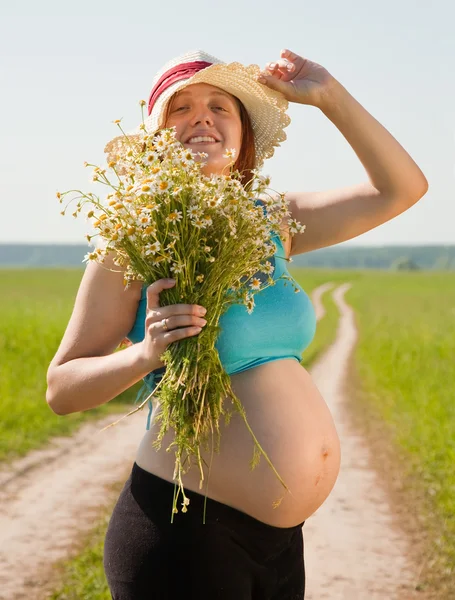 Donna incinta su strada estiva — Foto Stock