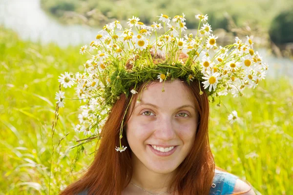 Retrato de menina na coroa de camomila — Fotografia de Stock