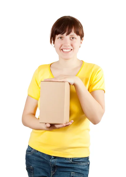 Mulher feliz segurando caixa de papelão — Fotografia de Stock