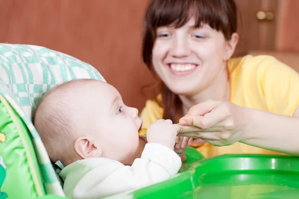 Moeder en baby voeding met lepel — Stockfoto
