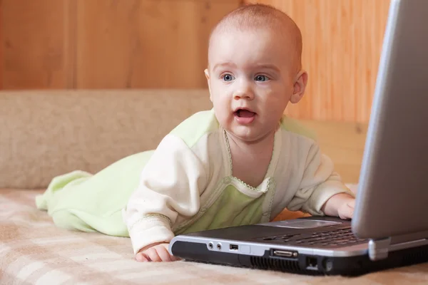 Babymeisje met laptop — Stockfoto