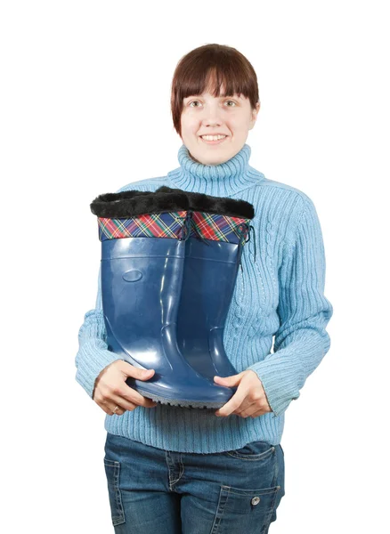 Mulher segurando botas de goma impermeável — Fotografia de Stock
