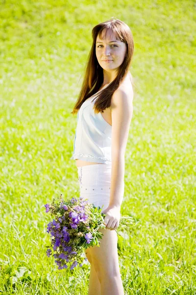 Menina com buquê de flores — Fotografia de Stock