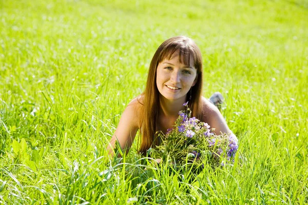 Девушка, лежащая на траве — стоковое фото