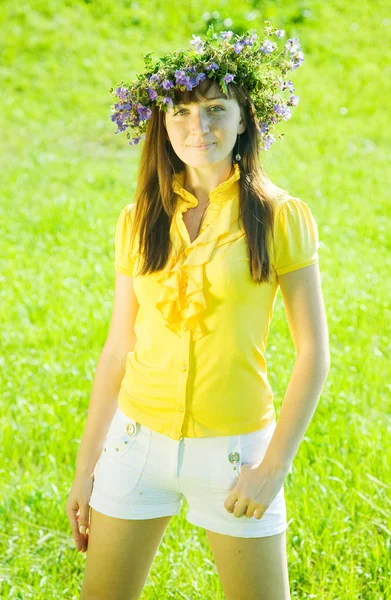 Dívka v květiny věnec — Stock fotografie