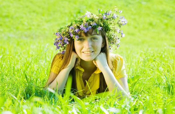 Девочка отдыхает в траве — стоковое фото