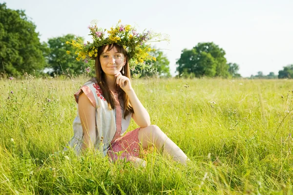 草地上的女孩传统衣服 — 图库照片