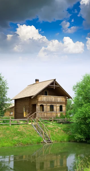 Landhaus aus Holz — Stockfoto