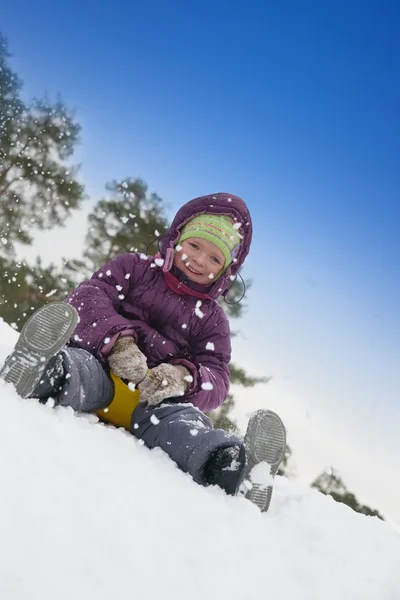 雪の中で摺動子barn glidande i snön — ストック写真