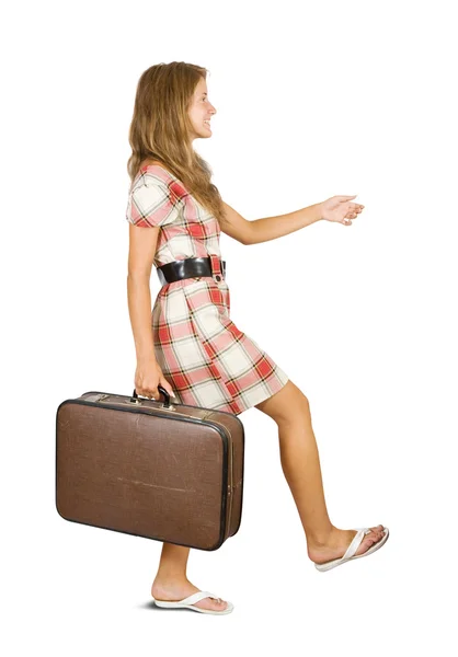 Девушка ходит с чемоданом — стоковое фото