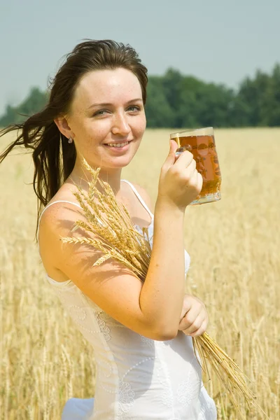 Menina com cerveja e orelha de trigo — Fotografia de Stock