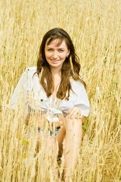 Girl at cereals field — Stock Photo, Image