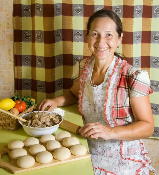 Woman cooking meat pasty — Stock Photo, Image