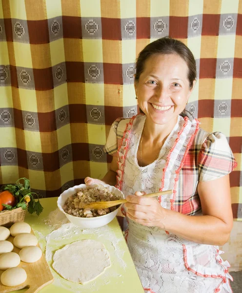Mulher cozinhar carne pastosa — Fotografia de Stock