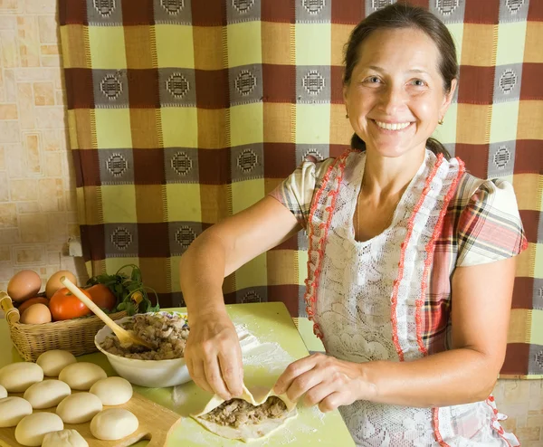 Woman making meat pasty — Stock Photo, Image