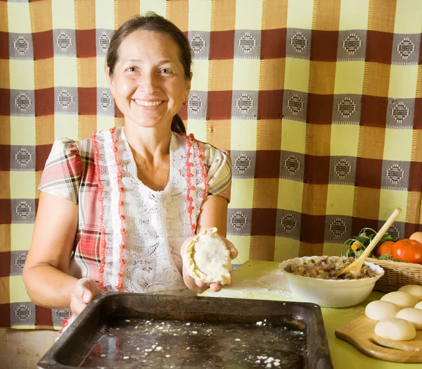 Vrouw maken vlees pasty — Stockfoto