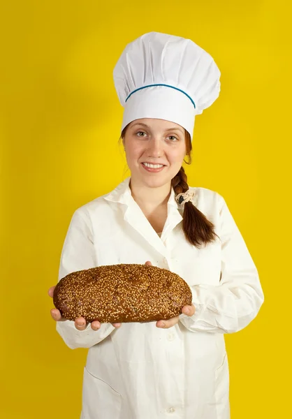 Piekarz gospodarstwa świeżego chleba — Zdjęcie stockowe
