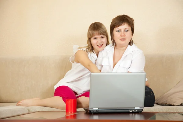 Mulheres maravilha olhando para laptop — Fotografia de Stock