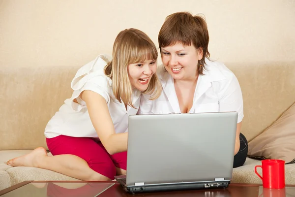 Donne felici con computer portatile — Foto Stock