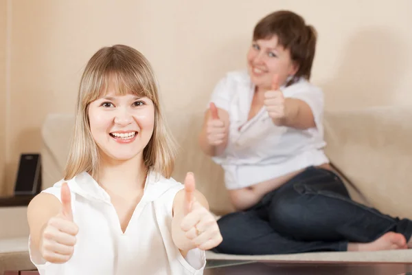 Mulheres felizes mostrando sinal polegar para cima — Fotografia de Stock