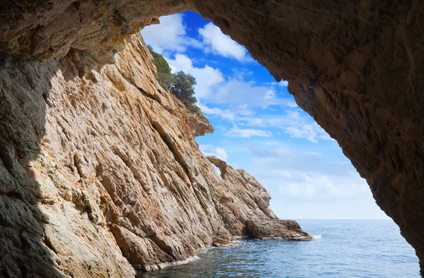 Vista interior de la gruta en la costa — Foto de Stock