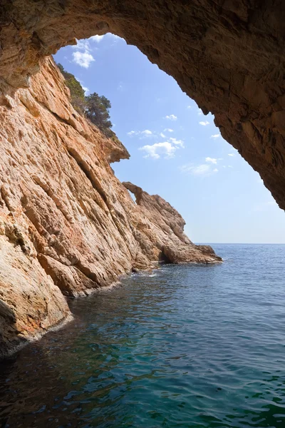 Insidan av grottan i klippan — Stockfoto